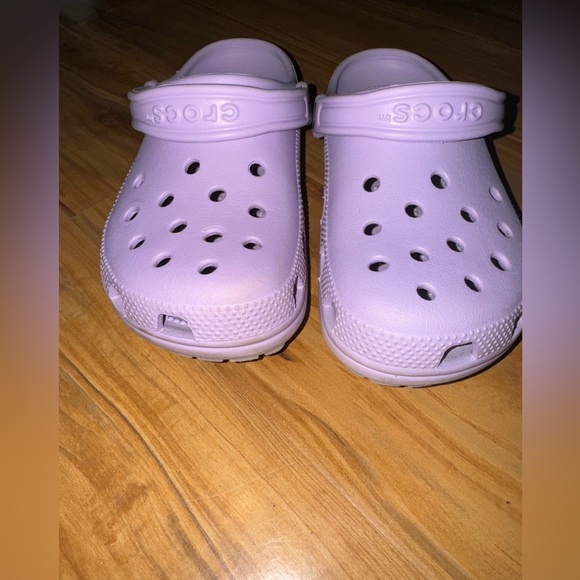 Only worn once women’s lavender crocs , size 7 - Picture 2 of 4